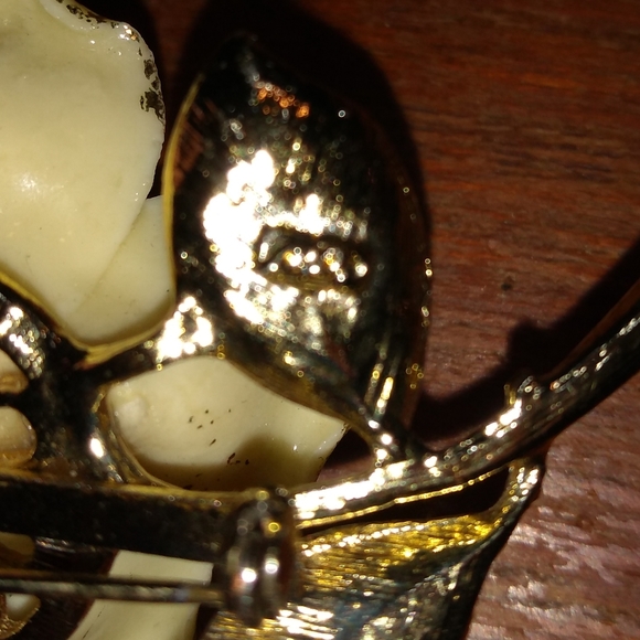 Vintage Coro Yellow Rose Brooch with Gold Highlights, Floral, Granny, Re… - Picture 4 of 7